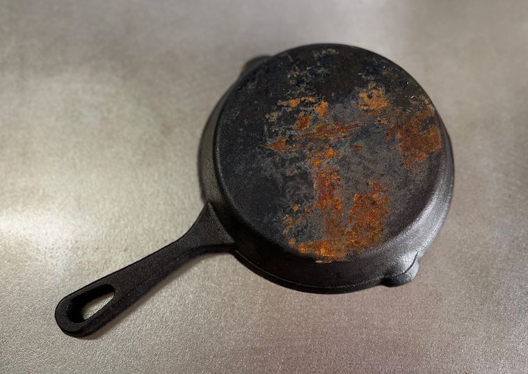 底面がサビだらけになったダイソーのスキレット