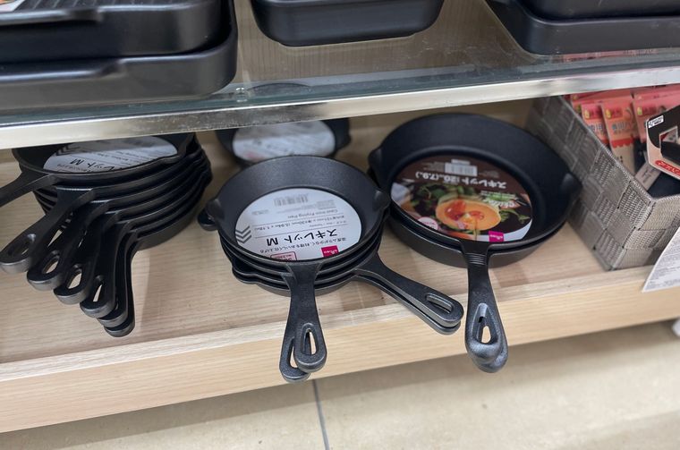 ダイソーの食器コーナーに陳列されたスキレット