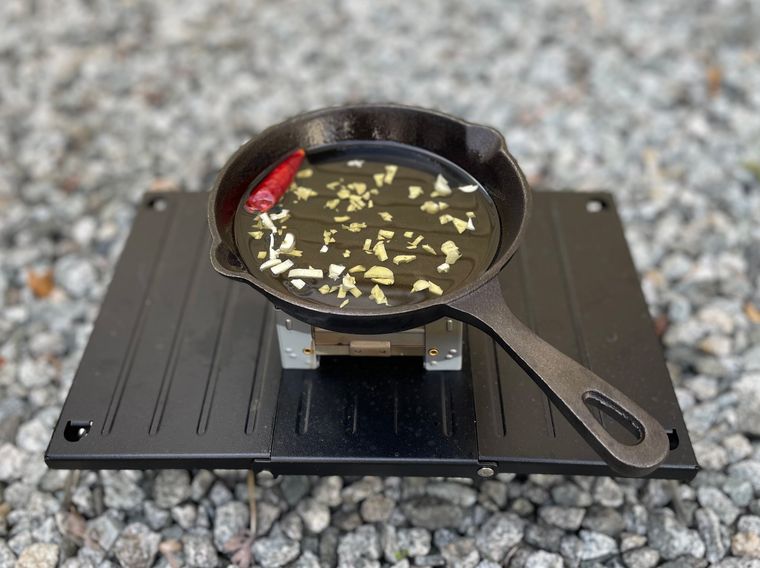 ポケットストーブの上にスキレットをのせた写真