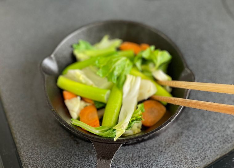 ダイソースキレットでくず野菜を炒めている