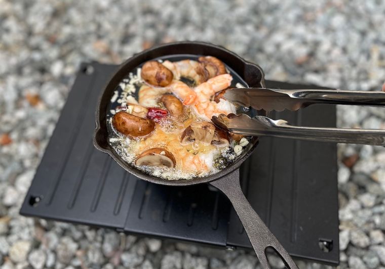 ダイソースキレットでアヒージョを作っている