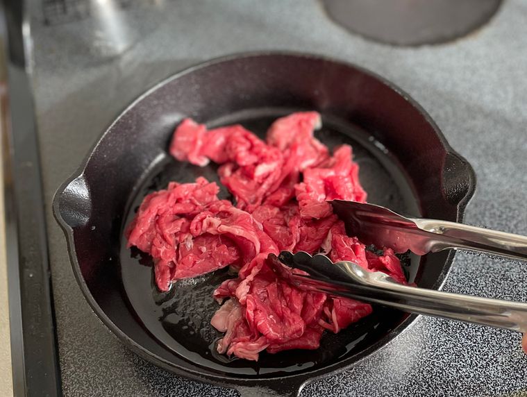 ダイソースキレットで牛肉を炒めているところ
