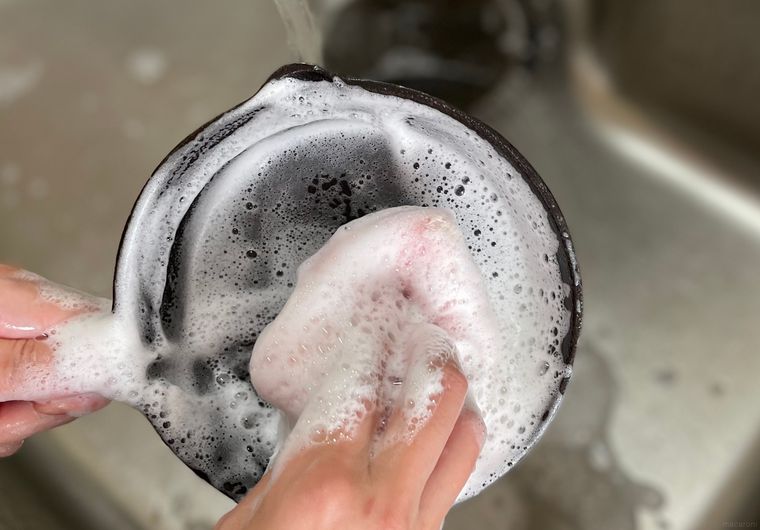 ダイソースキレットを洗剤で洗っているところ