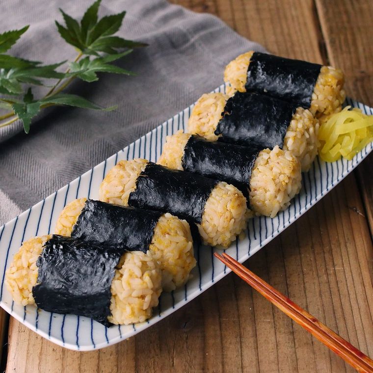 長方形の器に盛られた卵かけご飯風おにぎりの様子