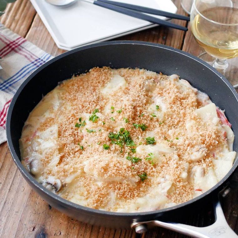 フライパンに入ったカニポテトグラタン