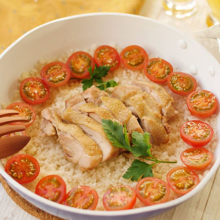器に盛られたシンガポール風チキンライス