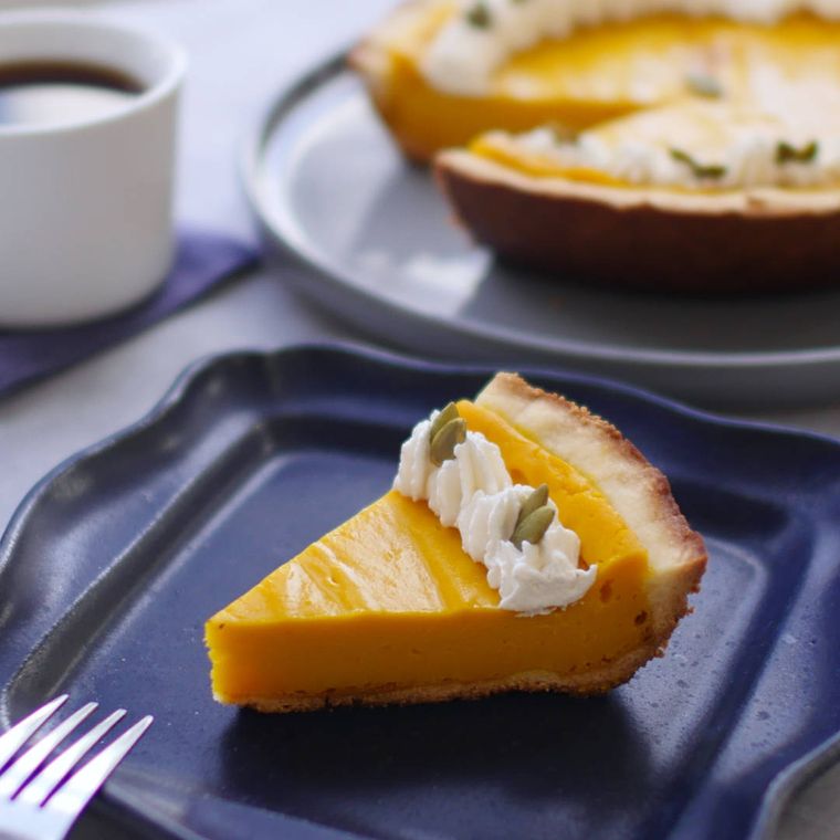皿に盛られたかぼちゃタルト