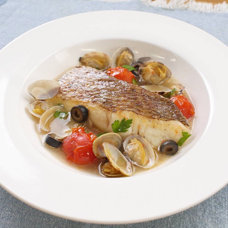 皿に盛られた鯛のふっくらアクアパッツァ