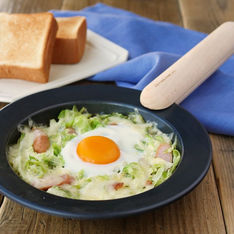 皿に盛られたとろーりチーズの巣ごもりキャベツ