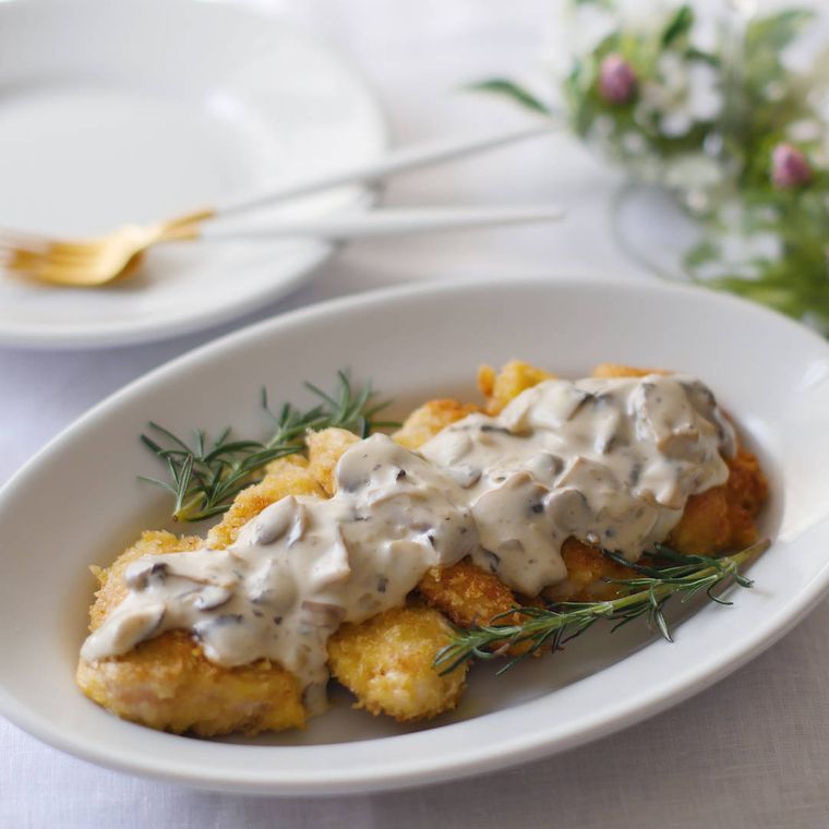 皿に盛られたチキンシュニッツェル