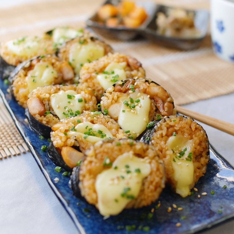 皿に盛られたチーズタッカルビキンパ