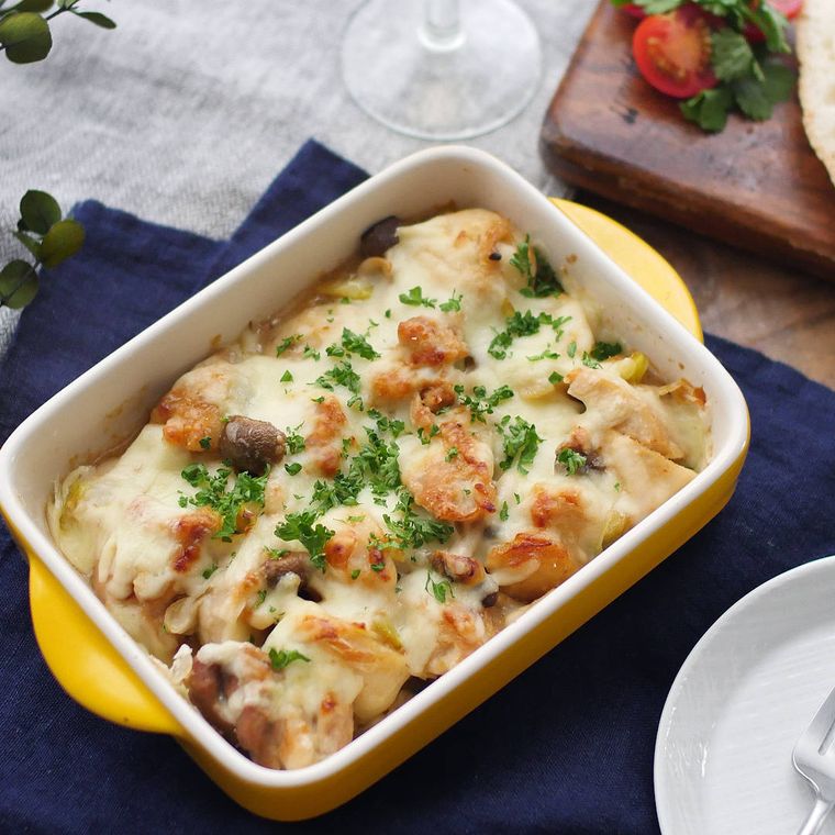 グラタン皿に入った鶏肉と里芋のみそチーズ焼き