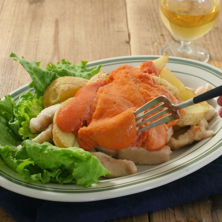 皿に盛られたチキンポテトのトマトチーズがけ