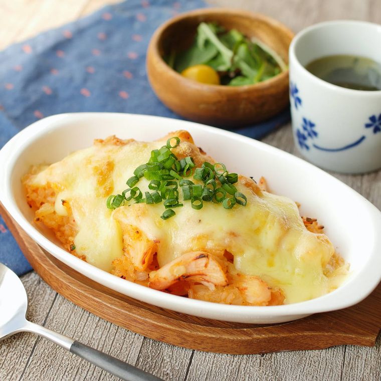 グラタン皿に入ったサラダチキンの韓国風ドリア