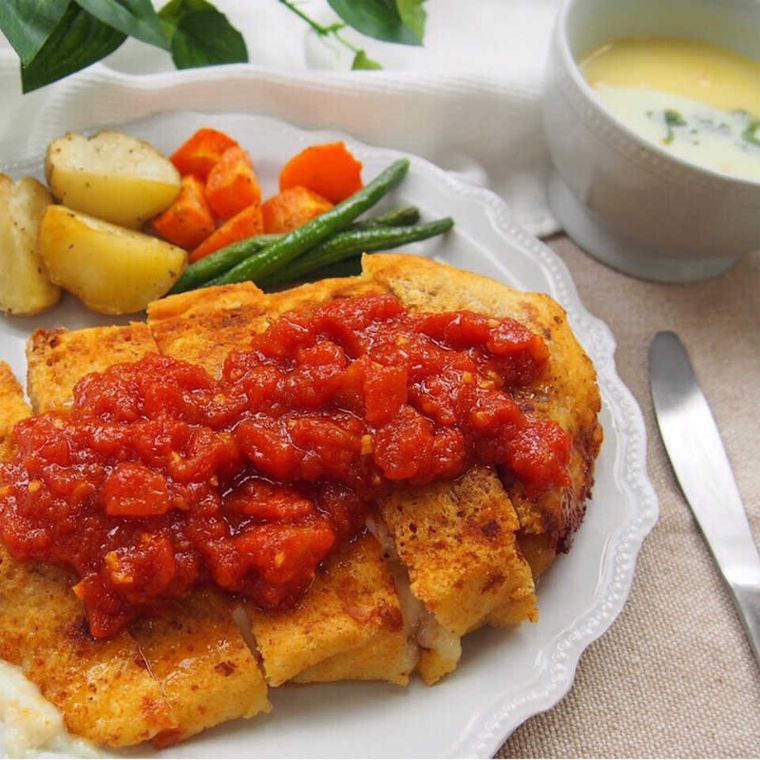 皿に盛られたトマトソースのチキンチーズ焼き