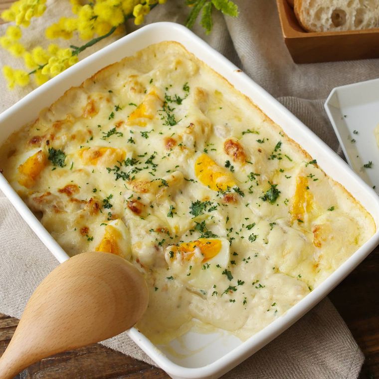 グラタン皿に入ったカリフラワーと卵のチキングラタン