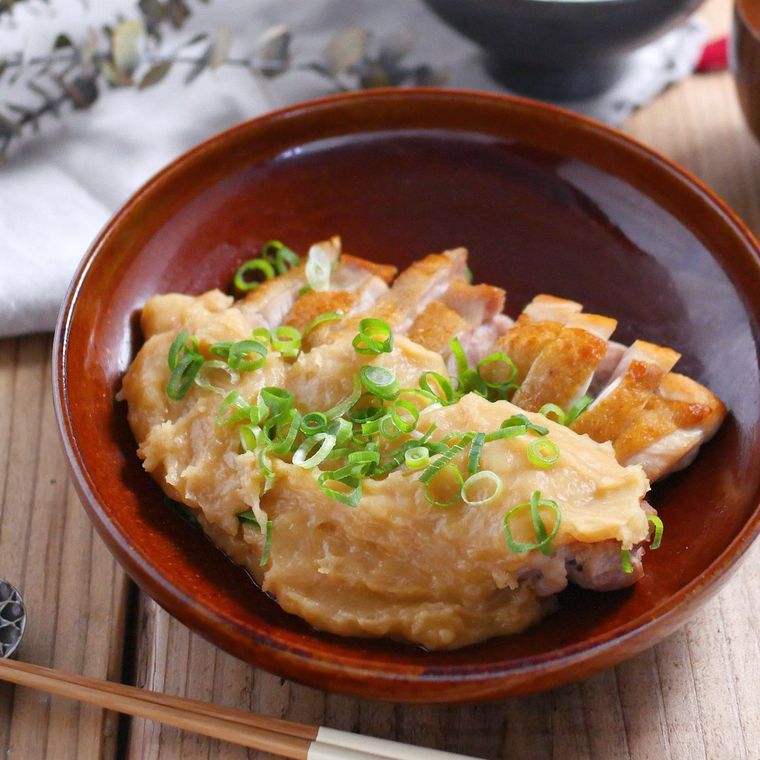 皿に盛られたチーズあんかけの鶏じゃが