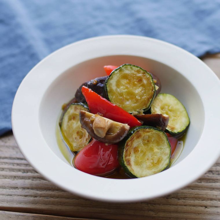 白い器に盛りつけられたしいたけと夏野菜のマリネ