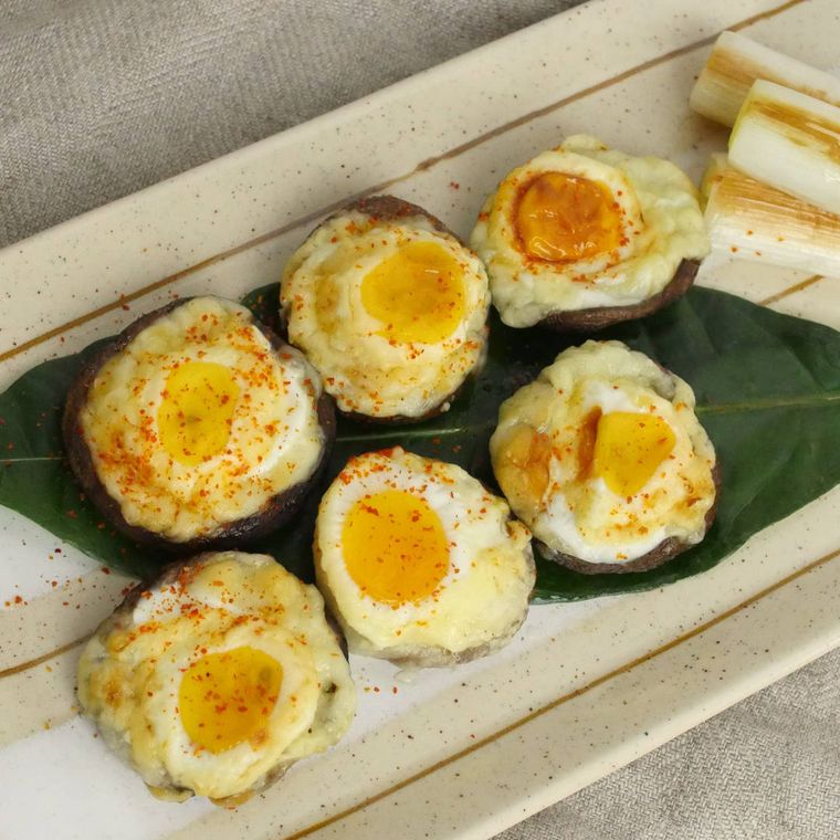 皿に並べられた月見しいたけのチーズ焼きと焼きねぎ