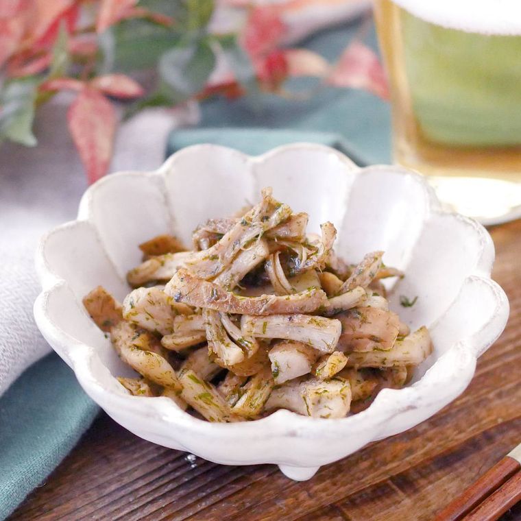 白い小鉢に盛りつけられたしいたけの軸のしょうゆ炒め