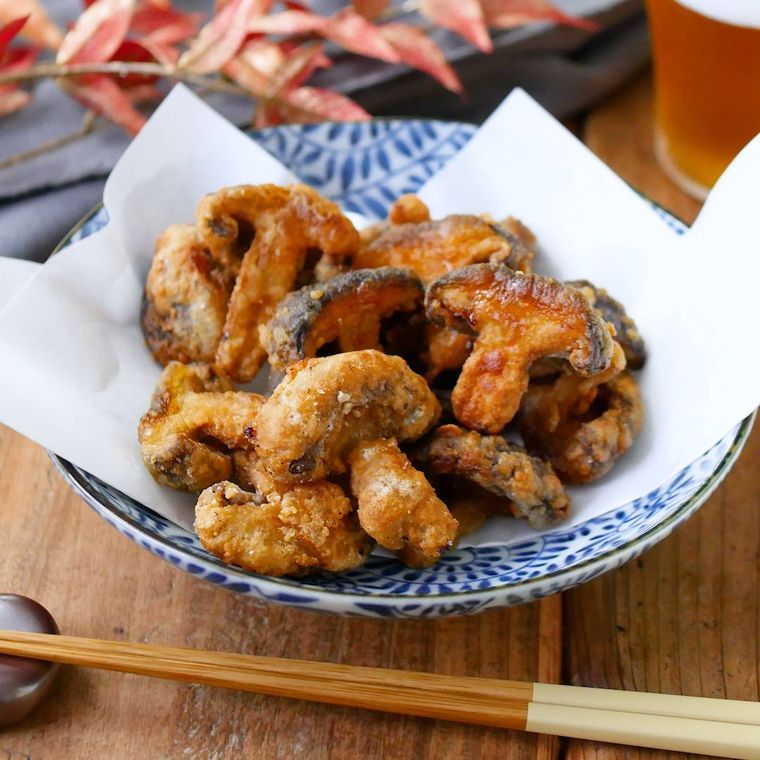 青い皿に盛りつけられたしいたけの唐揚げ