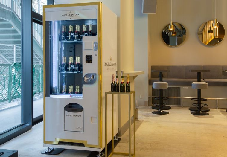 ミニモエ専用自動販売機「MOËT MINI-MATIC」