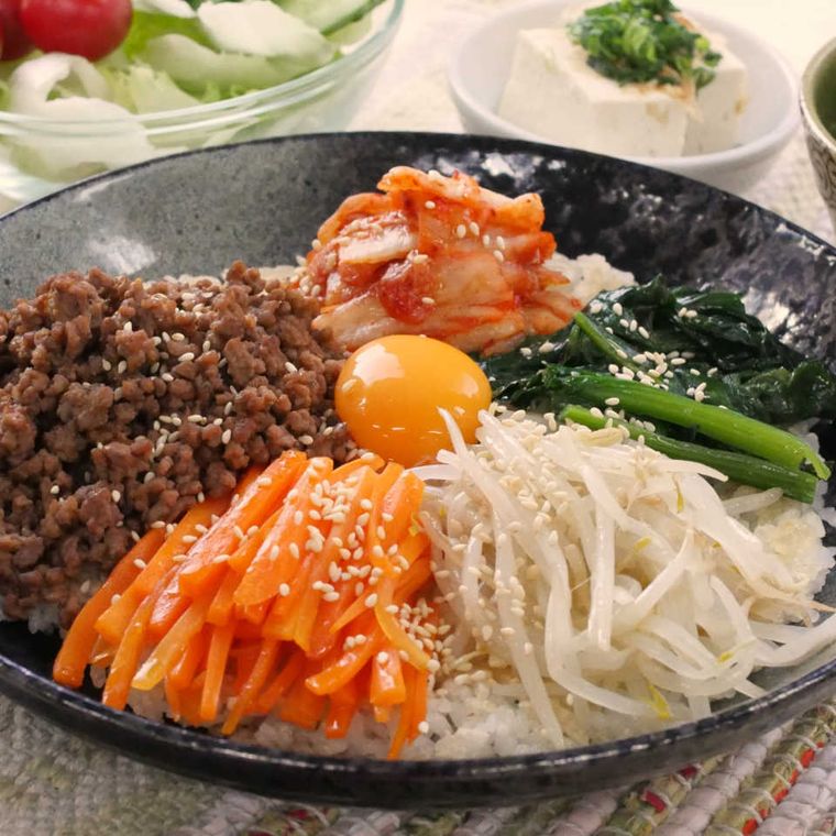 黒い器に盛り付けた石焼風ビビンバ