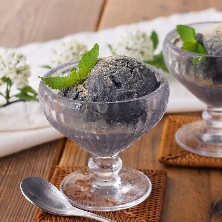 ガラスの容器に盛り付けた黒ごま豆腐ジェラート