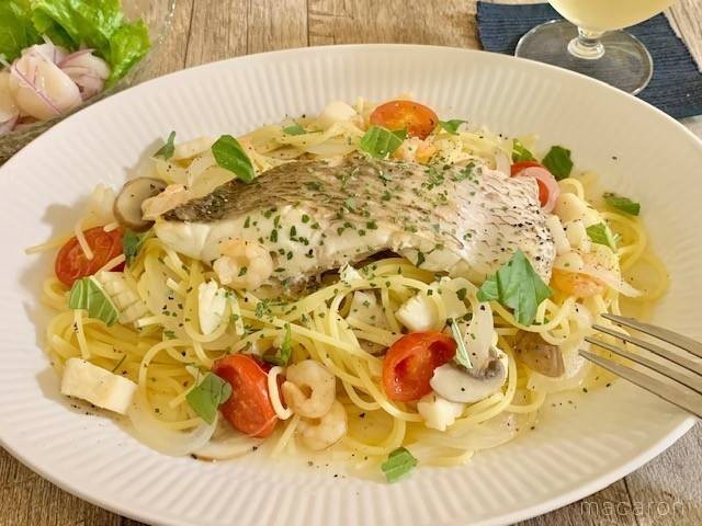ワンパンレシピ】アクアパツァ風パスタは魚介の旨味がいっぱい - macaroni