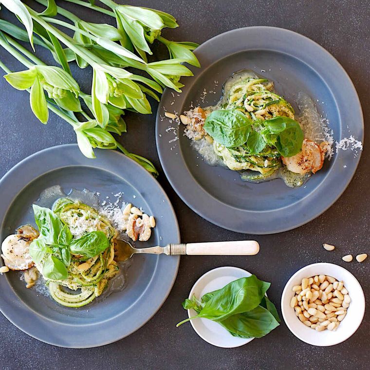 グレーの皿にのった、ホタテのジェノベーゼベジパスタ