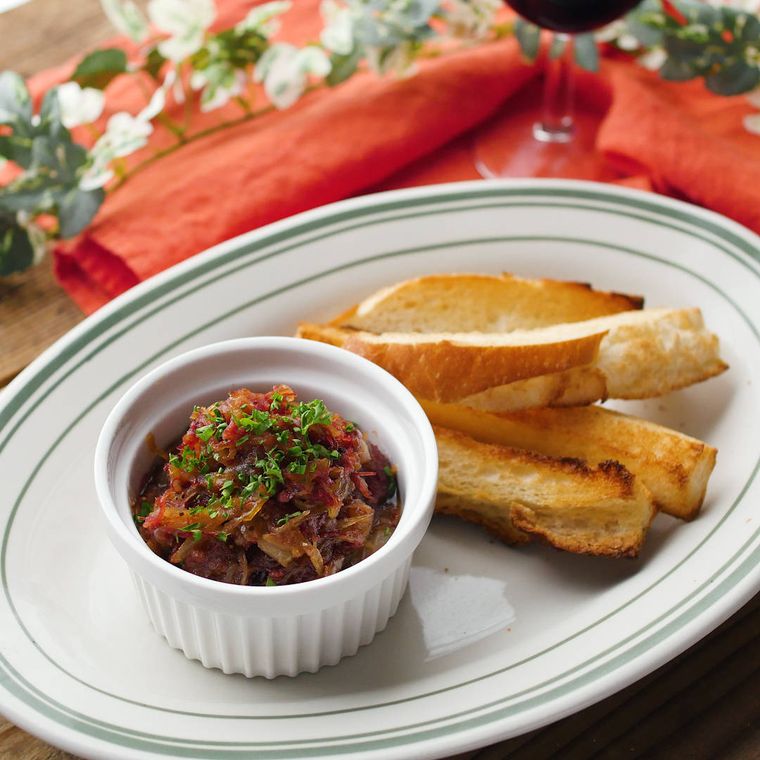 楕円の皿に盛られたパンとココットに入ったコンビーフジャム