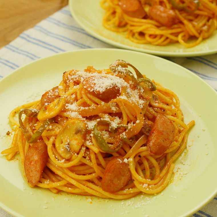 白い丸皿に盛り付けられているマッシュルームのナポリタン