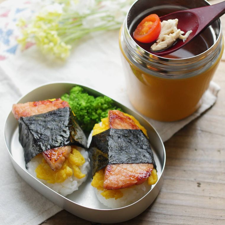アルミ弁当に入っているスパム風おむすび
