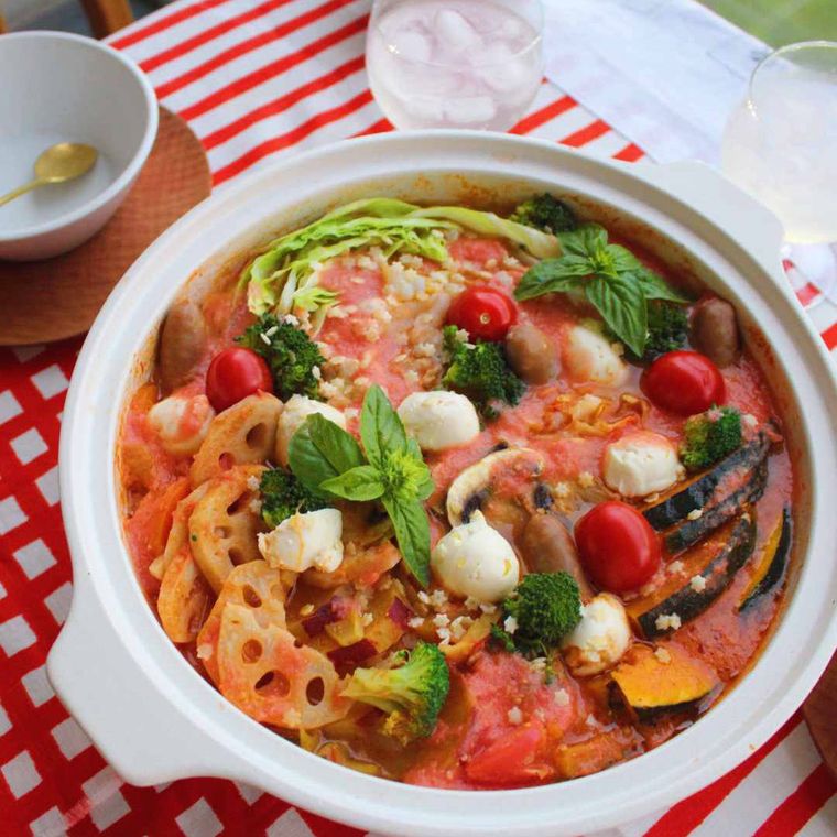 白い土鍋に入った甘酒チキントマト鍋