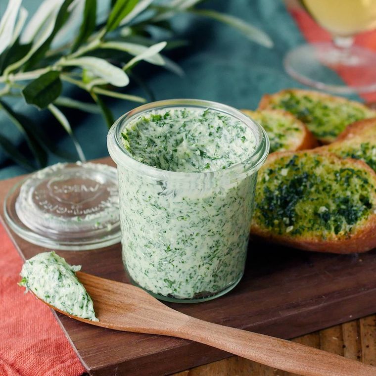 ガラス容器に入ったエスカルゴバターとバゲット