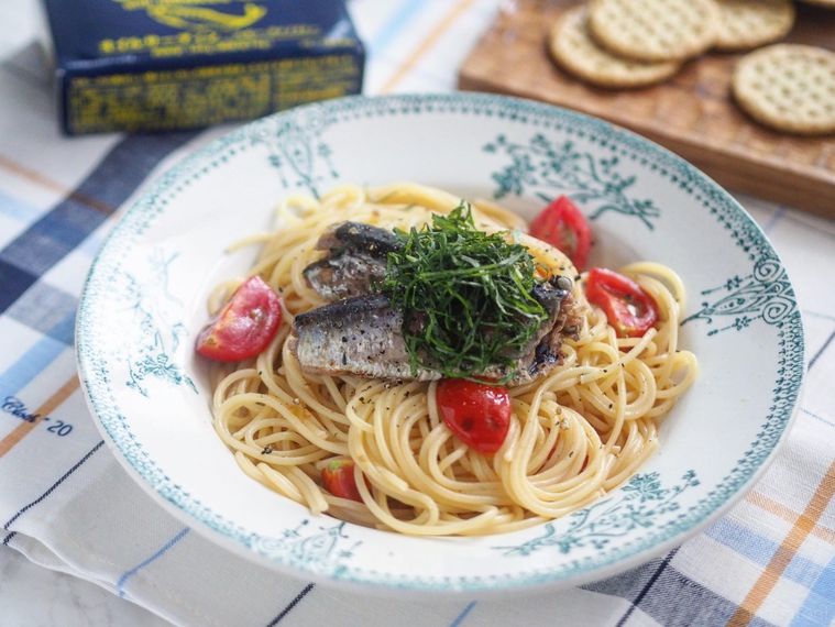 オイルサーディンと刻んだしそ、トマトがのったパスタ