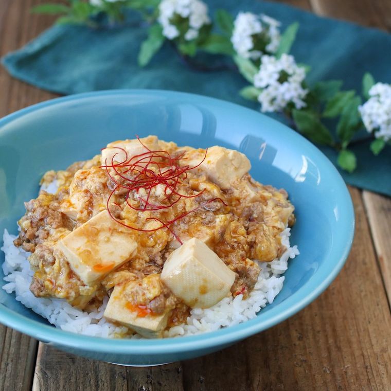 ターコイズブルーの器に盛られた、とろたま麻婆丼