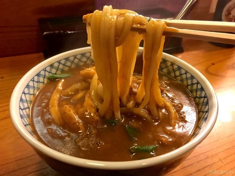 カレーうどんの麺を箸でもちあげる様子