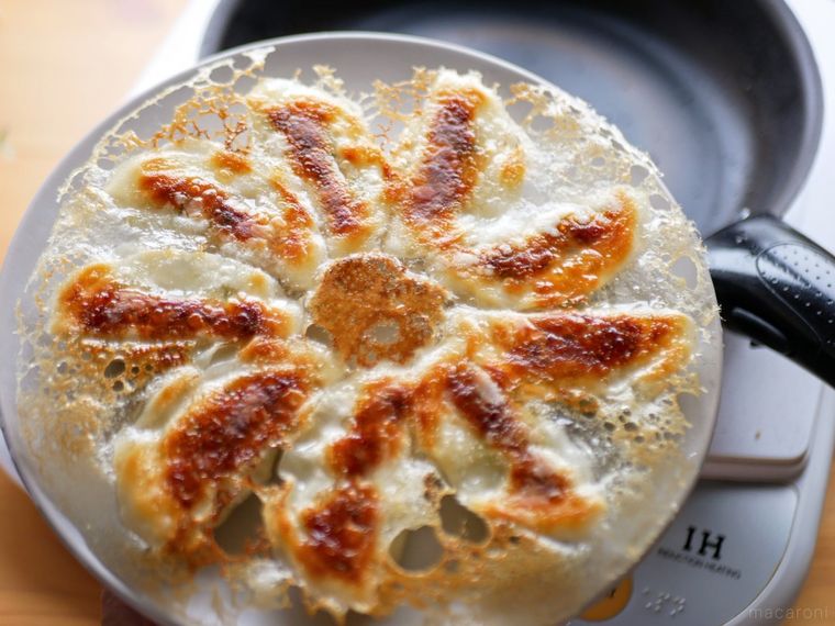 羽根つき餃子が焼きあがった様子