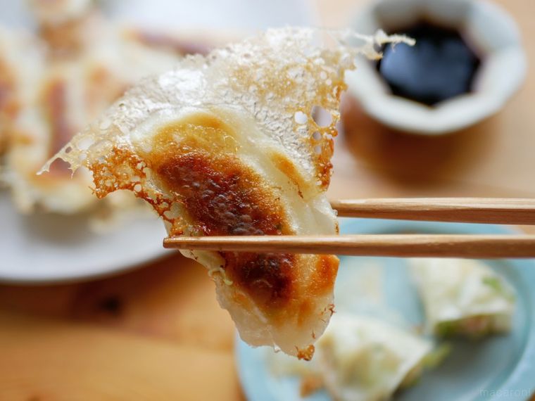 クロワッサン餃子を箸で持ったところ