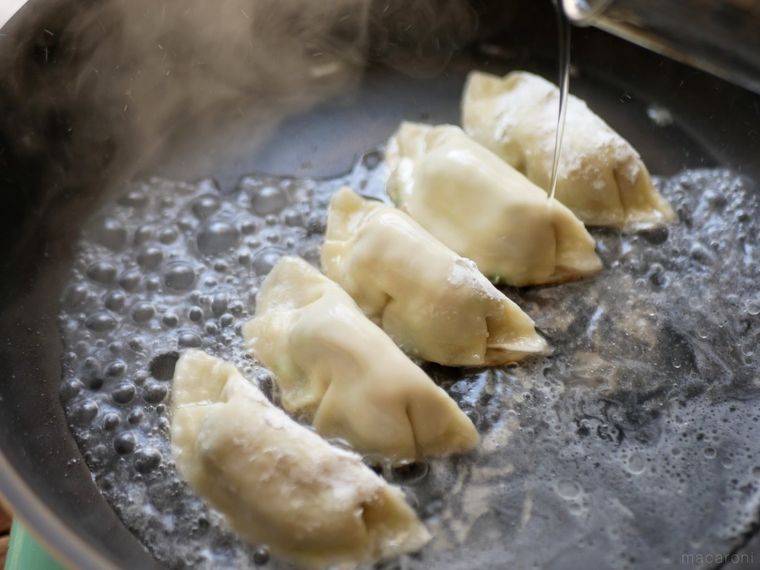 餃子に水を注いで焼いているところ