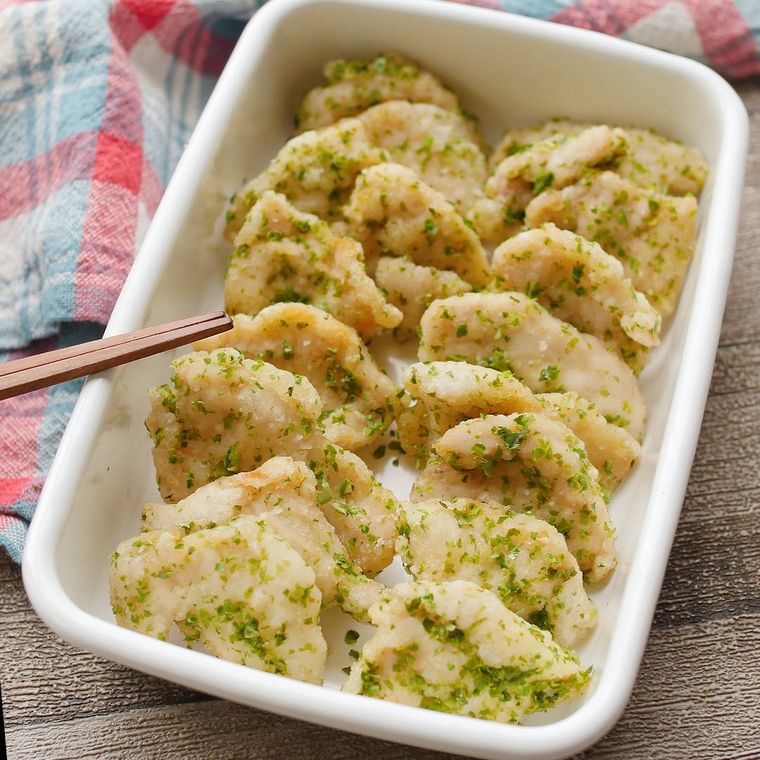 白い保存容器にきれいに並べられているのり塩チキン