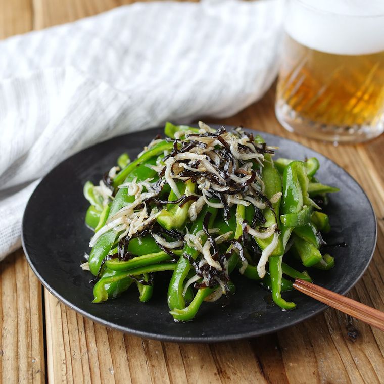 青い皿にパリパリピーマンが入っている