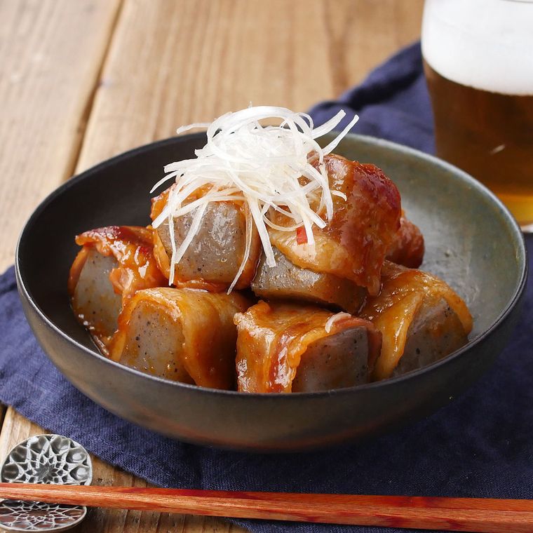 黒の器に肉巻きこんにゃくのピリ辛味噌焼きが入っている