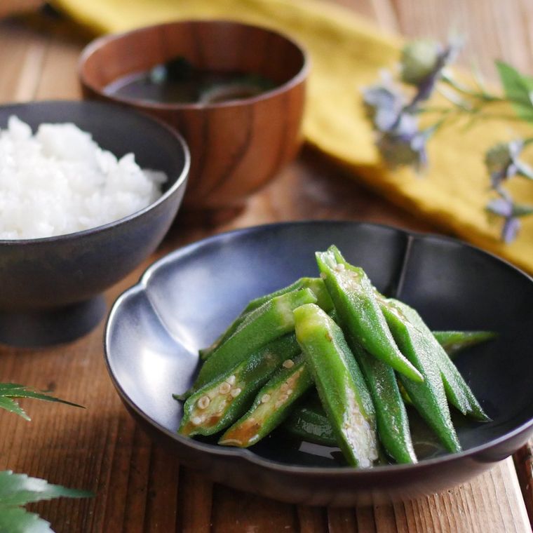 黒い器にオクラのからし醤油和えが入っている