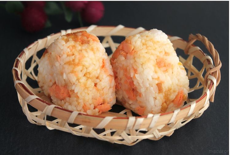 かごにのせたゆず味噌と紅鮭のおにぎり