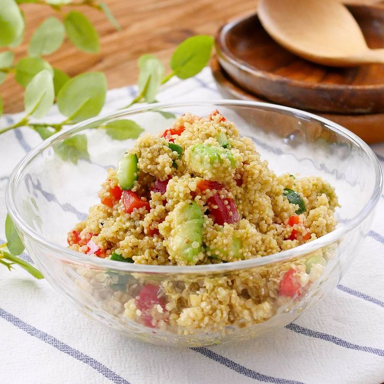 ガラス皿に盛られたキヌアサラダ