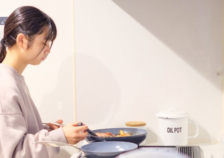 キッチンで料理をする娘さん