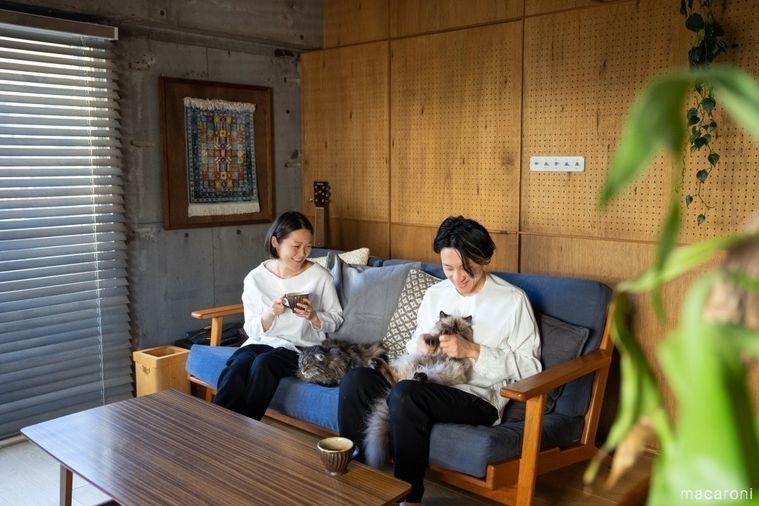 井上さんご夫婦と猫の花火と煙丸がくつろぐ様子