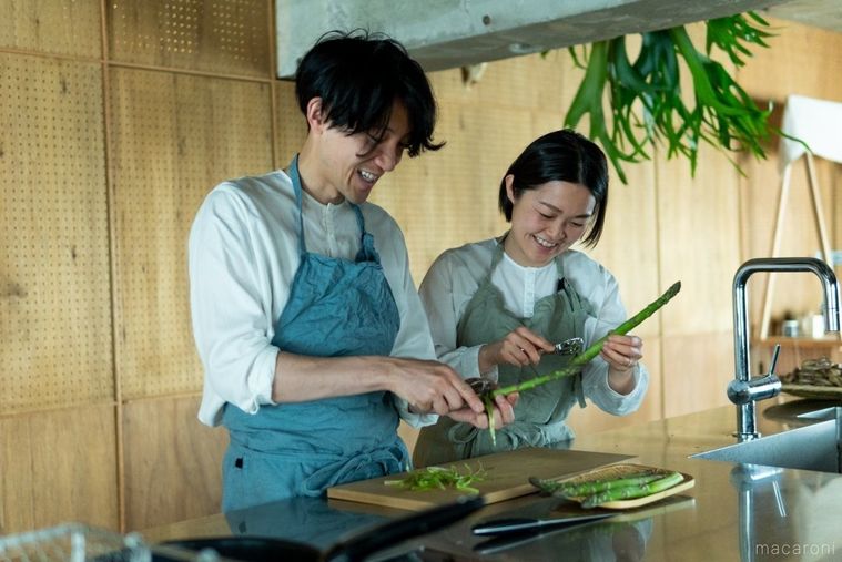 夫婦で料理をする様子